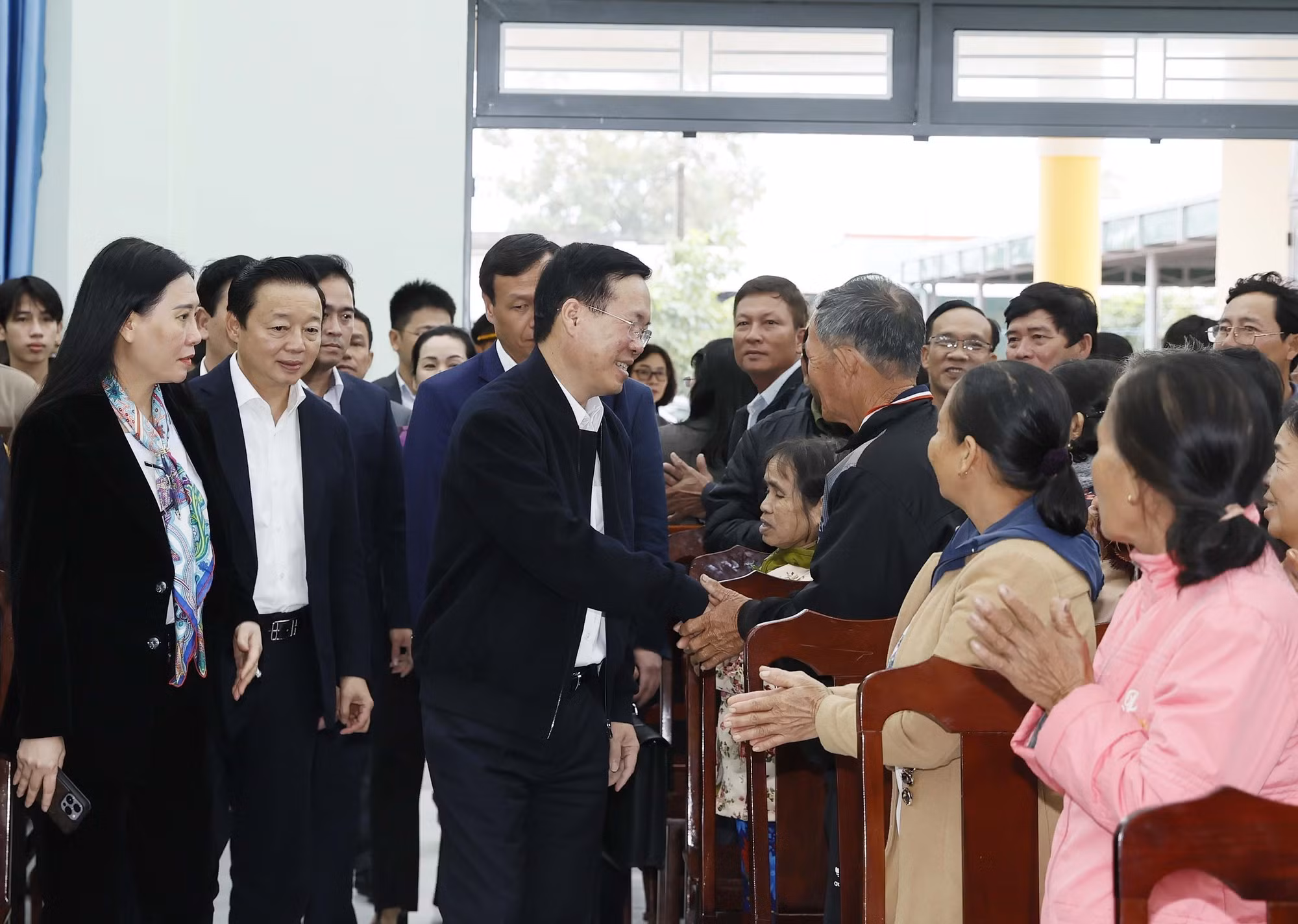 Chủ tịch nước Võ Văn Thưởng thăm hỏi người dân xã nông thôn mới Bình Thuận, huyện Bình Sơn, tỉnh Quảng Ngãi. Ảnh: Thống Nhất - TTXVN