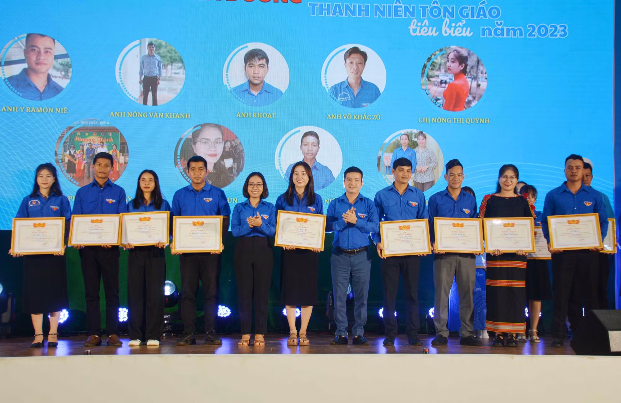 Tuyên dương Thanh niên dân tộc thiểu số, thanh niên tôn giáo tiêu biểu năm 2023. Ảnh: Hoài Thu – TTXVN
