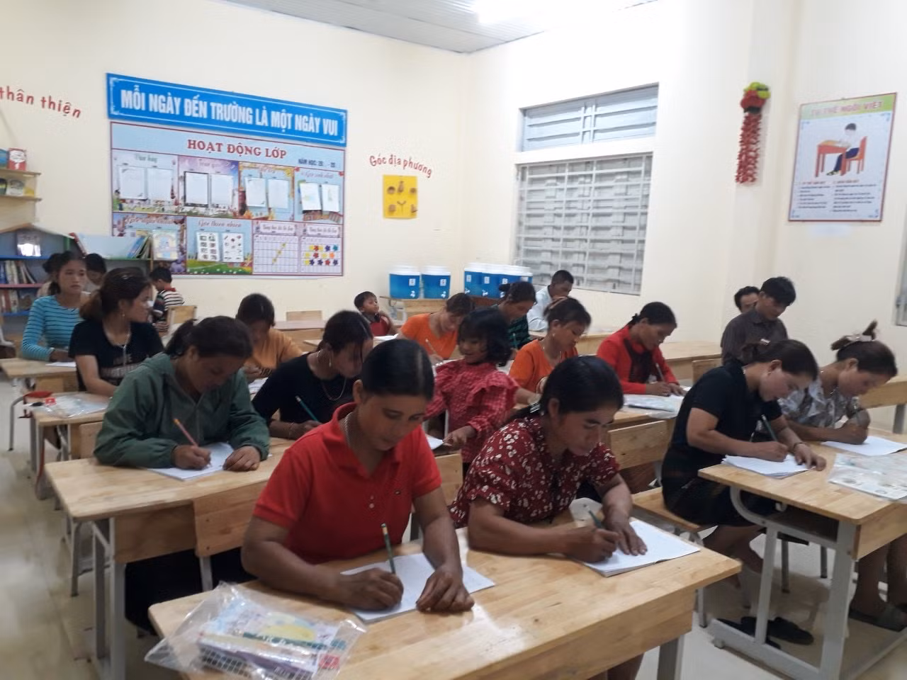 Phòng Giáo dục huyện Hướng Hóa (Quảng Trị) phối hợp với các Đồn Biên phòng, chính quyền địa phương mở lớp học xóa mù chữ cho đồng bào dân tộc nhằm góp phần nâng cao trình độ dân trí, phổ cập giáo dục. Ảnh: Thanh Thủy