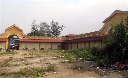 Tỉnh nghèo xây chợ... bỏ hoang