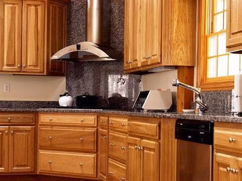 Tủ bếp gỗ sạch bong như mới chỉ với vài mẹo đơn giản đến bất ngờ