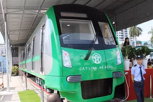 Đầu máy, toa xe đầu tiên của dự án đường sắt Cát Linh-Hà Đông đã về đến cảng Hải Phòng