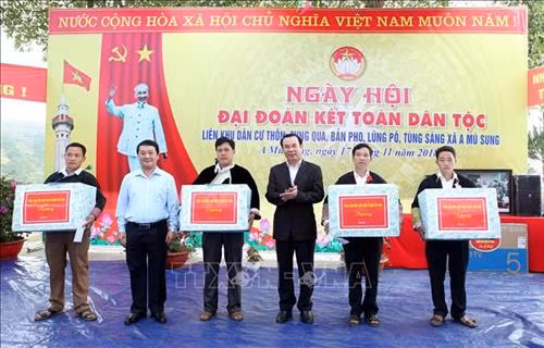 Đồng chí Nguyễn Văn Nên dự Ngày hội Đại đoàn kết toàn dân tộc tại Lào Cai