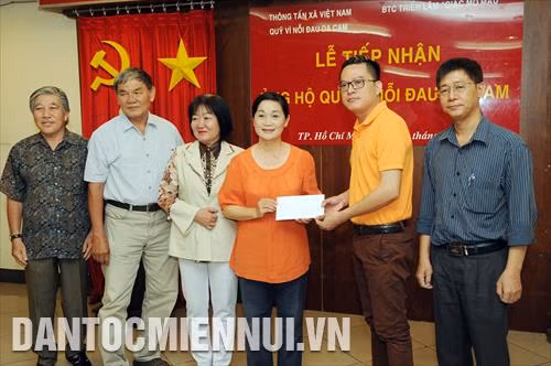 Các tác giả Triển lãm tranh "Giấc mơ màu" trao tiền ủng hộ quỹ Vì nỗi đau da cam