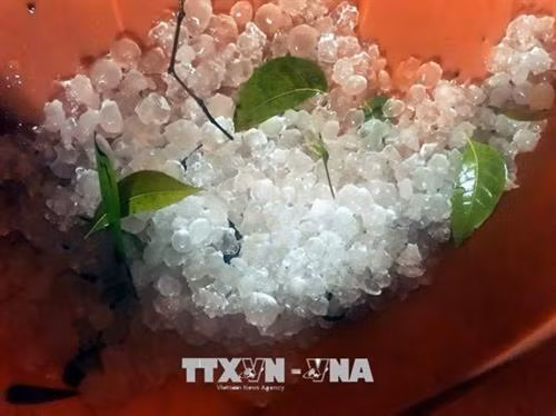 Mưa đá cường độ lớn kèm gió giật mạnh kéo dài ở Bắc Kạn