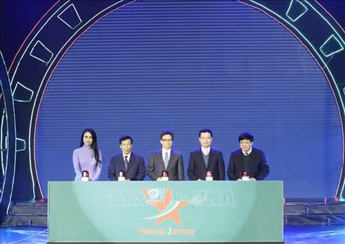 Phó Thủ tướng Vũ Đức Đam bấm nút phát sóng Kênh truyền hình chuyên biệt Văn hóa - Du lịch Vietnam Journey