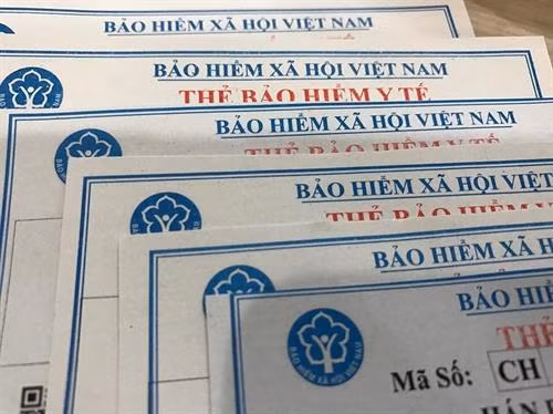 Kon Tum tặng thẻ bảo hiểm y tế, hỗ trợ bệnh nhân hoàn cảnh khó khăn