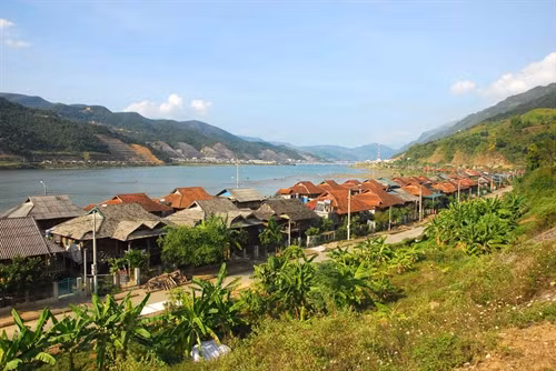 Không khí lạnh gây mưa dông diện rộng kèm gió giật mạnh ở Bắc Bộ và Bắc Trung Bộ