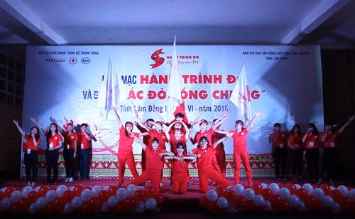 Hành trình đỏ: “Sắc đỏ cồng chiêng” trên thành phố hoa