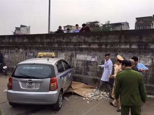 Taxi "điên" tông thương vong hai bà cháu