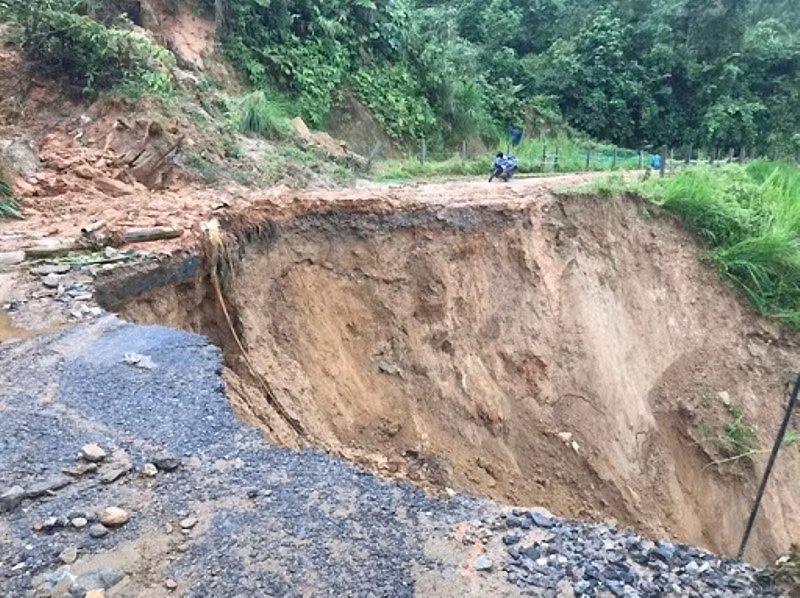 Phú Yên: Mưa lớn gây sạt lở đất, hai người bị thương