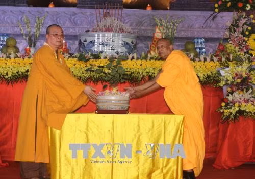 Rước cây Bồ Đề thiêng về trồng tại chùa Tam Chúc (Hà Nam)
