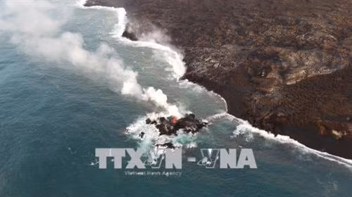 Nham thạch núi lửa phun trào ở Hawaii tạo thành đảo nhỏ ở ngoài khơi