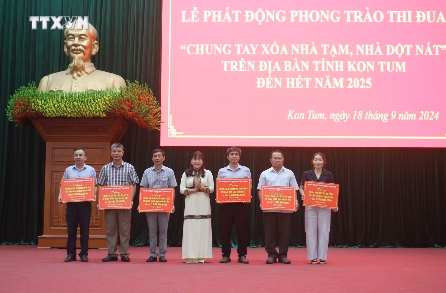 vna_potal_kon_tum_no_luc_xoa_nha_tam_cho_nguoi_ngheo_7602185.jpg