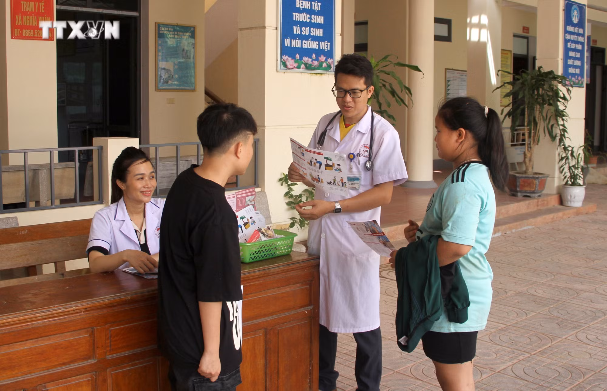 vna_potal_bac_si_tre_roi_pho_ve_vung_sau_kham_chua_benh_cho_dong_bao_dan_toc_7551375.jpg