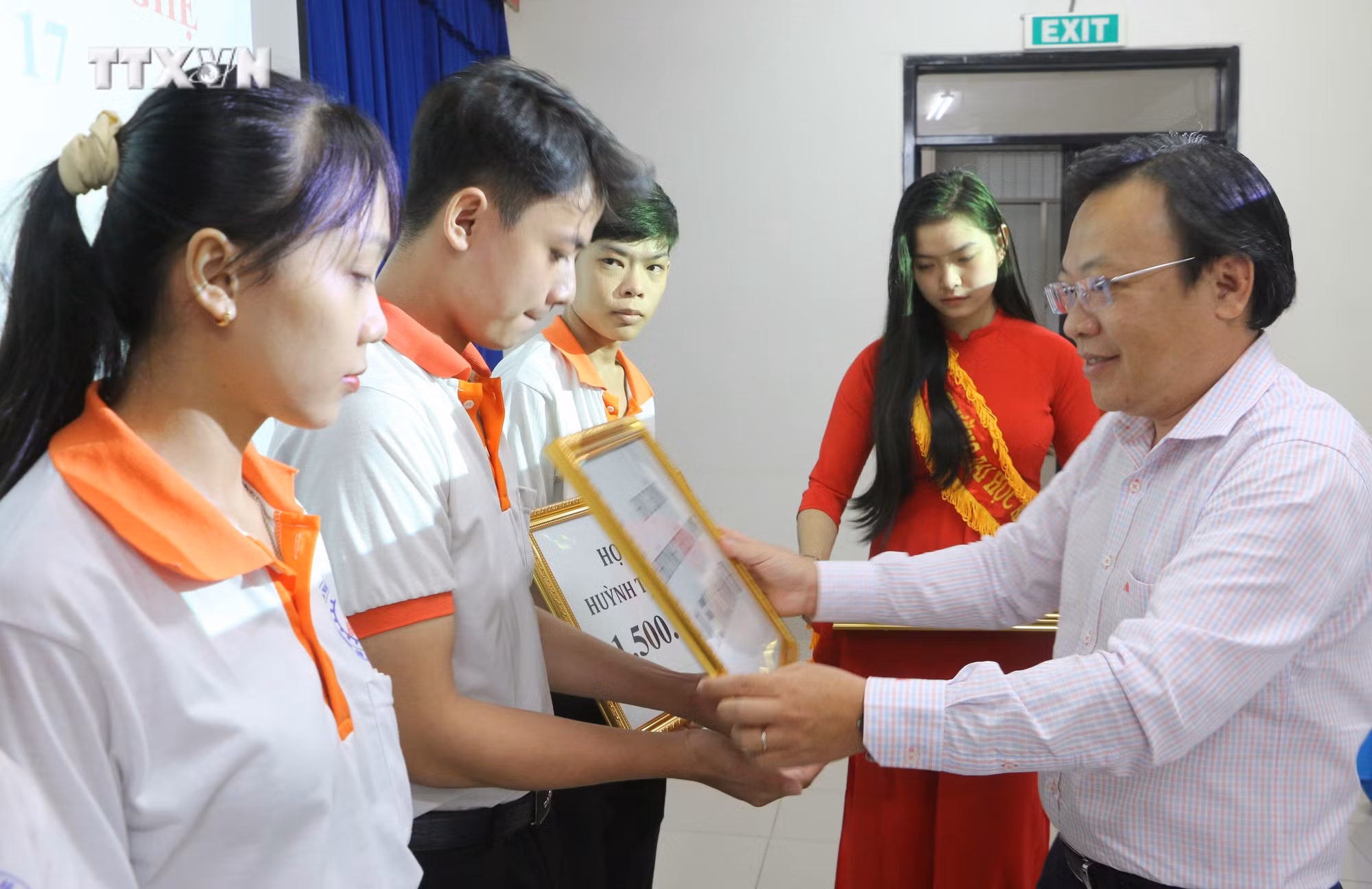 vna_potal_trao_hoc_bong_liet_si_huynh_thien_nghe_cho_hoc_sinh_sinh_vien_ngheo_tinh_an_giang_7756284.jpg