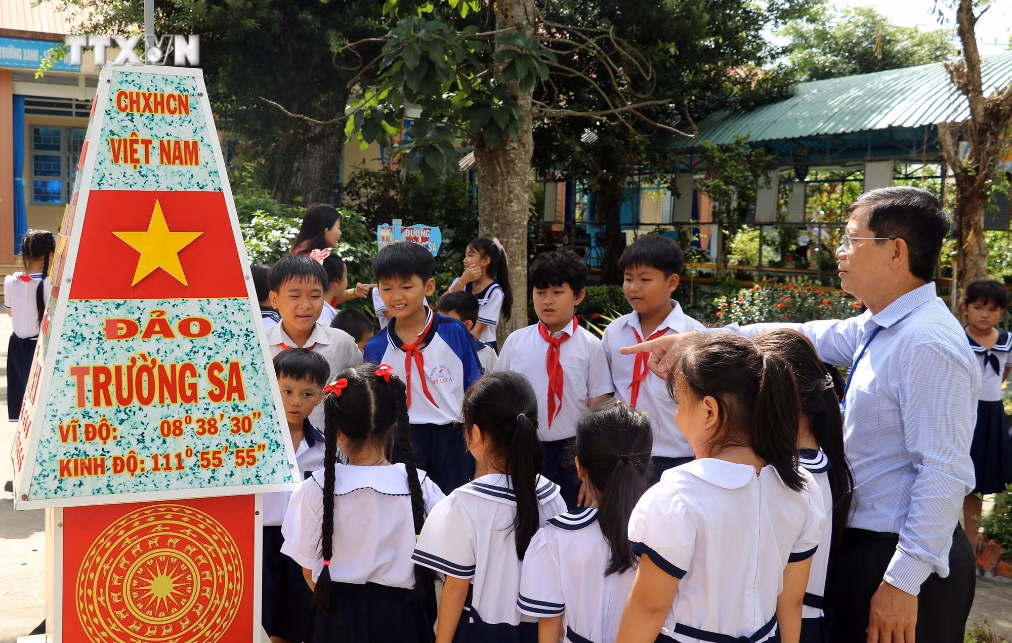 vna_potal_sang_kien_giao_duc_tinh_yeu_bien_dao_trong_khuon_vien_truong_o_tien_giang_7629554.jpg