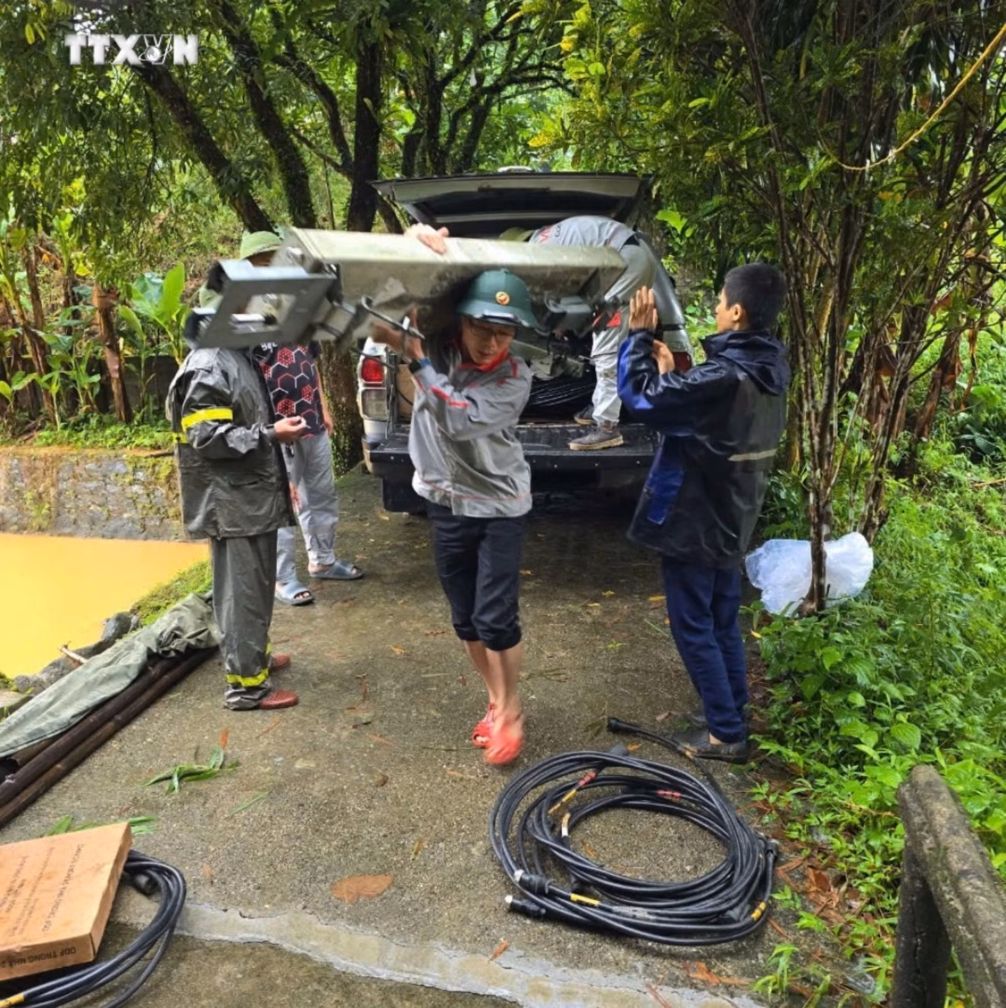 vna_potal_viettel_ha_giang_dam_bao_thong_tin_lien_lac_thong_suot_phuc_vu_cuu_nan_cuu_ho_vu_sat_lo_nghiem_trong_7625568.jpg