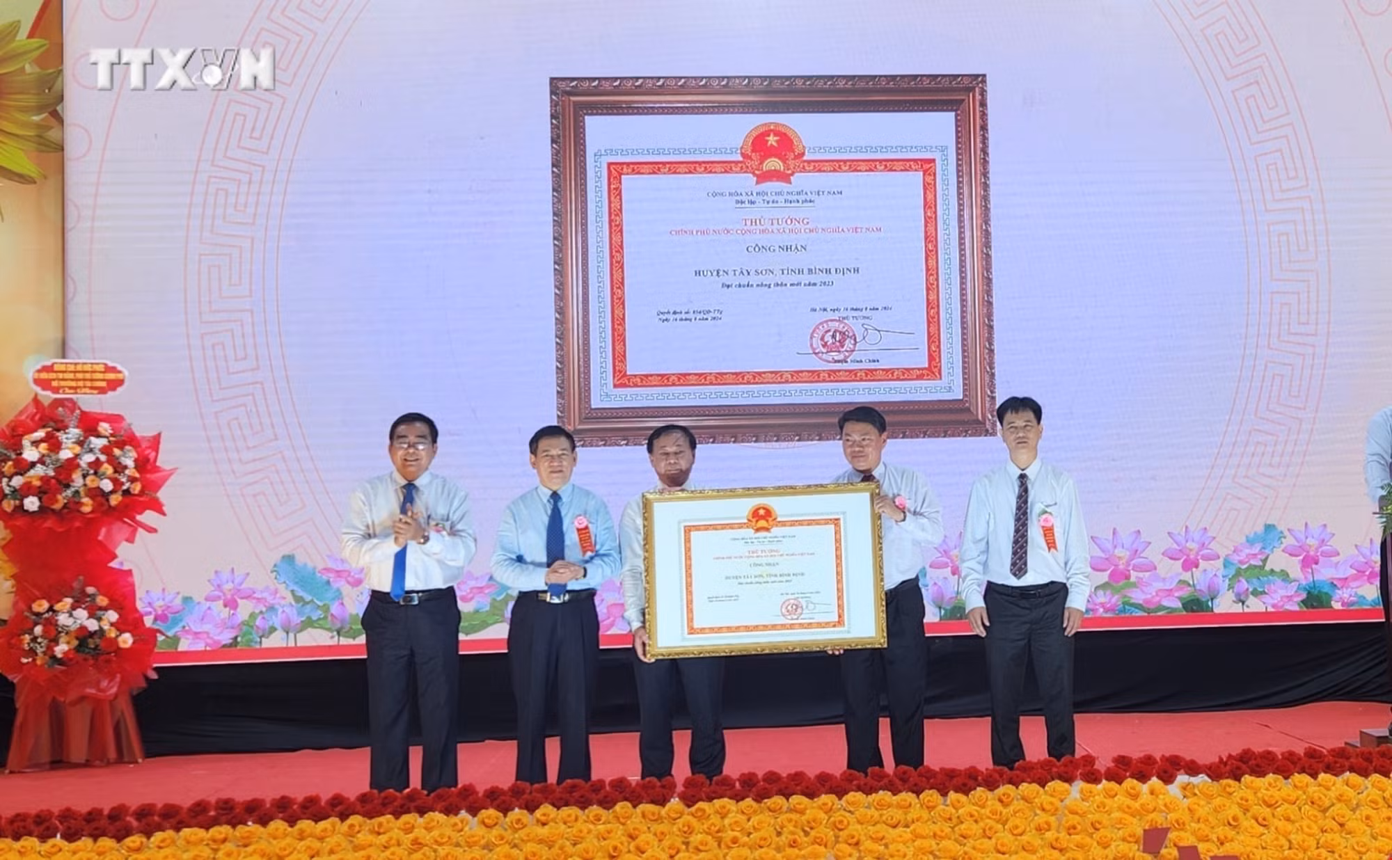 vna_potal_pho_thu_tuong_ho_duc_phoc_du_le_cong_bo_huyen_tay_son_binh_dinh_dat_chuan_nong_thon_moi_7626673.jpg