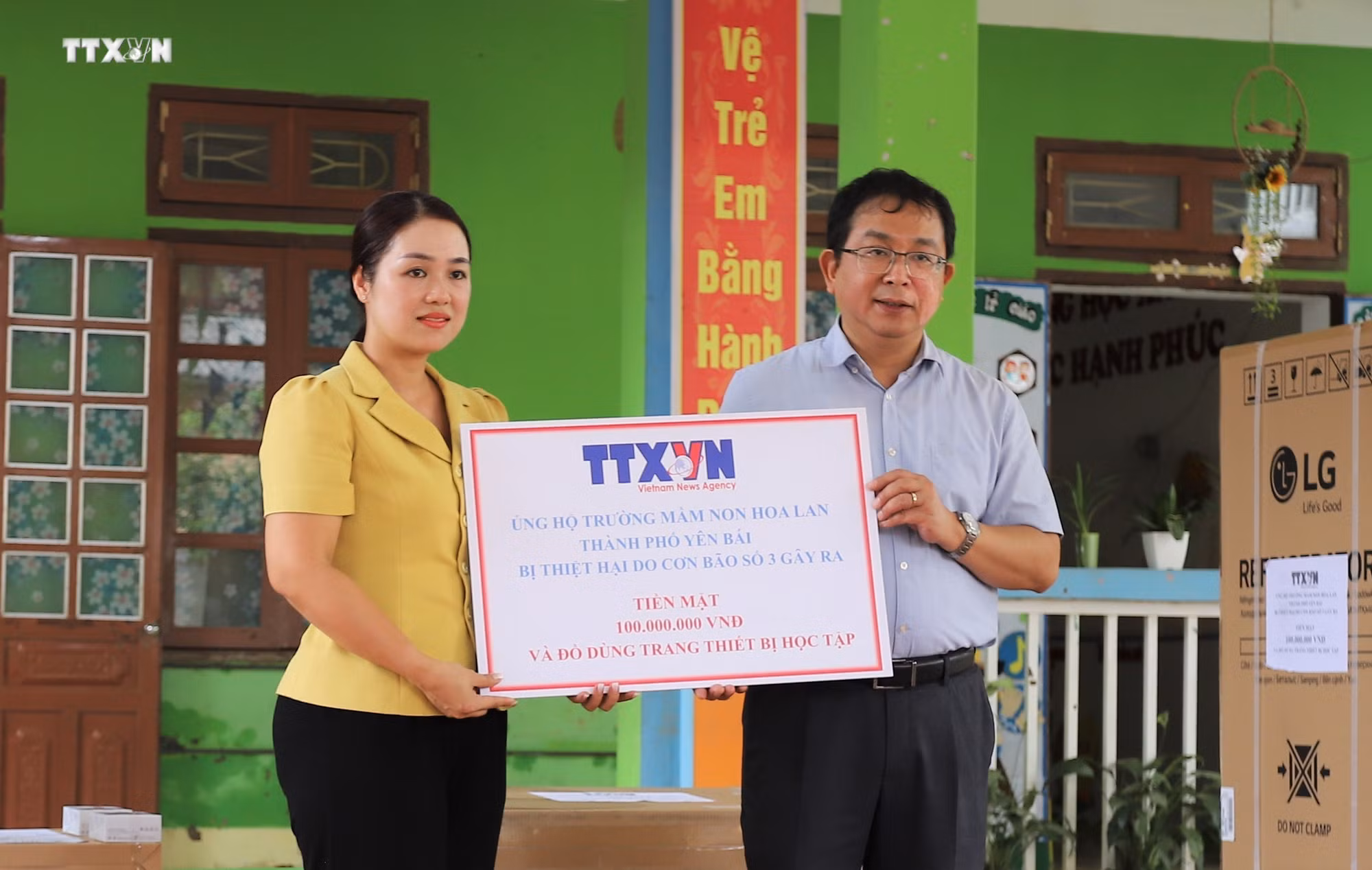 vna_potal_ttxvn_tang_qua_ho_tro_truong_hoc_tai_yen_bai_khac_phuc_thiet_hai_bao_so_3_7610128.jpg