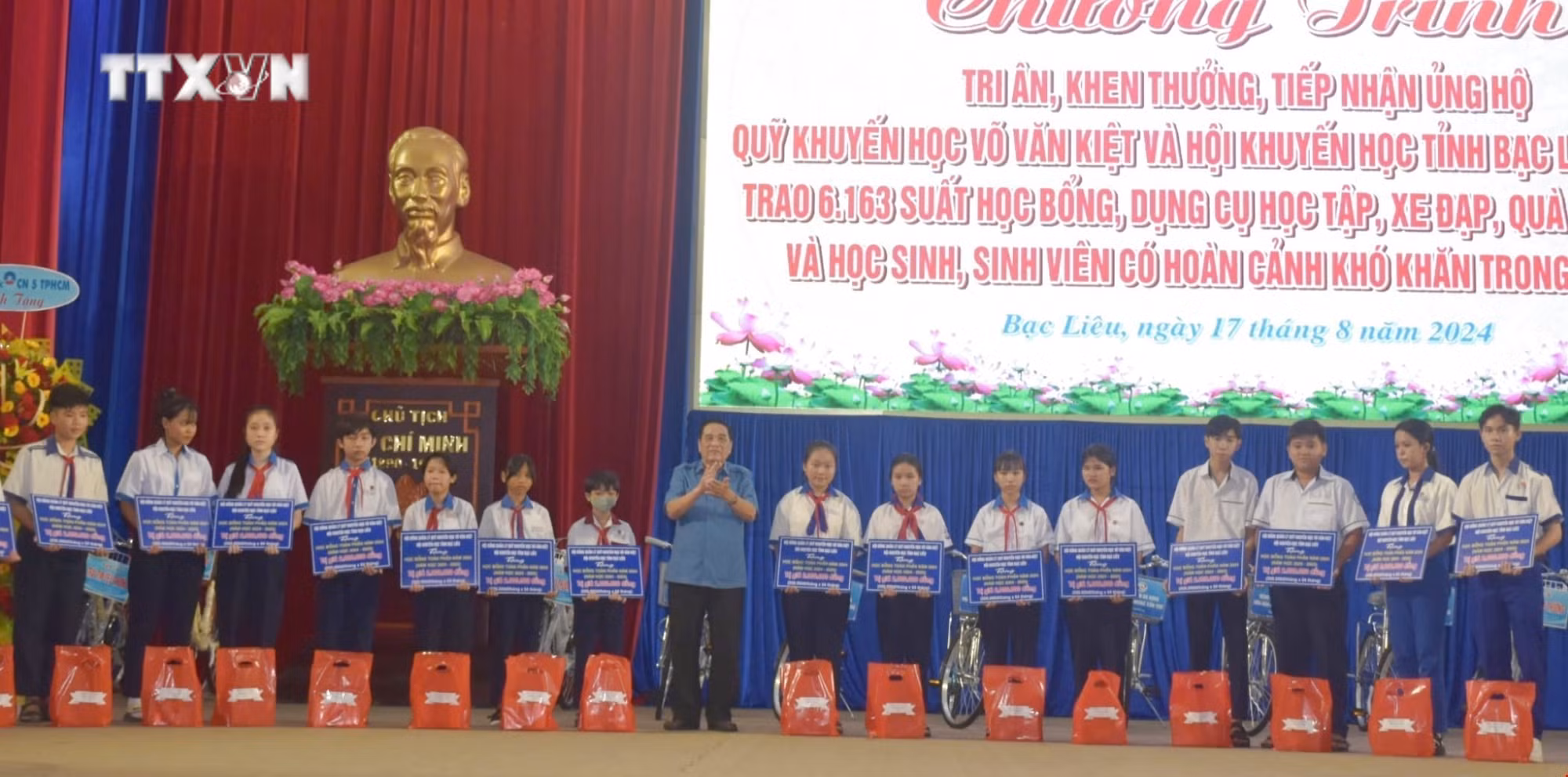 Trao học bổng và quà tặng cho học sinh có hoàn cảnh khó khăn tại chương trình. Ảnh: Tuấn Kiệt – TTXVN
