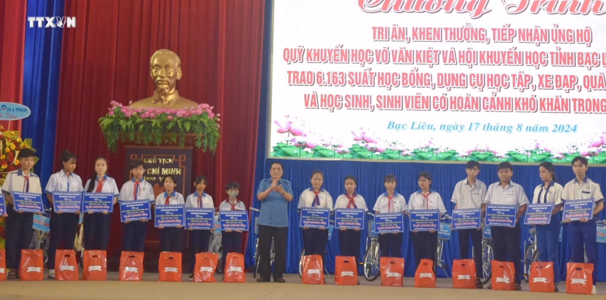 Trao học bổng và quà tặng cho học sinh có hoàn cảnh khó khăn tại chương trình. Ảnh: Tuấn Kiệt – TTXVN