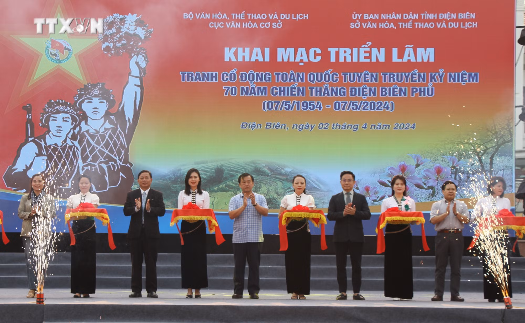 vna_potal_trien_lam_70_buc_tranh_co_dong_tuyen_truyen_ky_niem_70_nam_chien_thang_dien_bien_phu_7301639.jpg