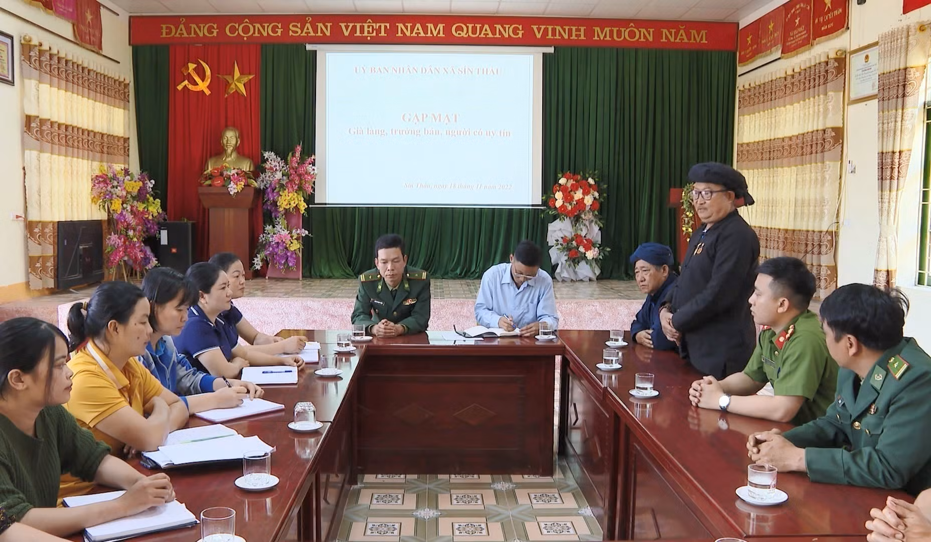 Trong các buổi họp, gặp mặt với lãnh đạo chính quyền, người dân các xã biên giới, già làng luôn tích cực đóng góp ý kiến giúp cấp ủy, chính quyền có các giải pháp để xây dựng bản làng phát triển, ổn định. Ảnh: TTXVN phát 