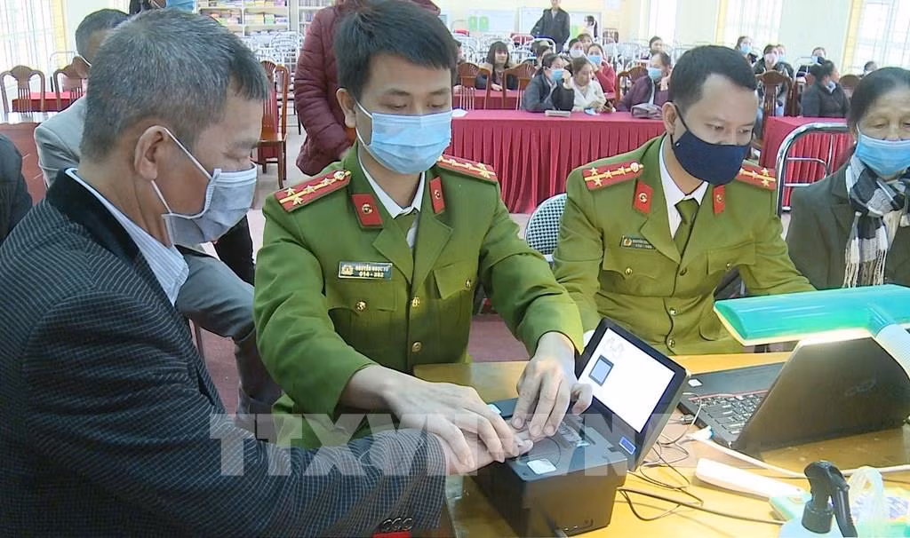 Thực hiện việc cấp căn cước công dân. Ảnh : Hoàng Nguyên