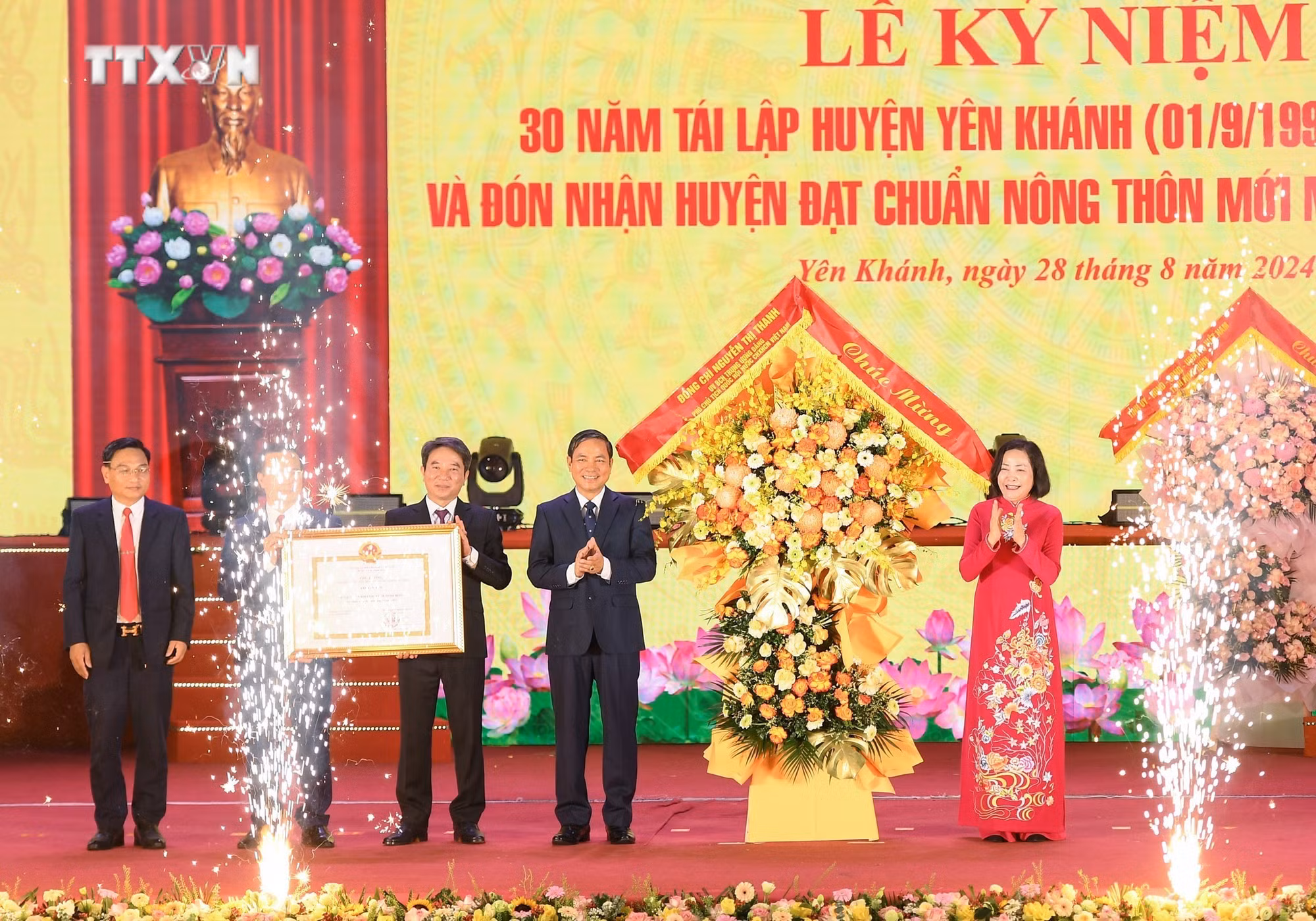 vna_potal_pho_chu_tich_quoc_hoi_trao_bang_cong_nhan_huyen_yen_khanh_ninh_binh_dat_chuan_nong_thon_moi_nang_cao_7562449.jpg