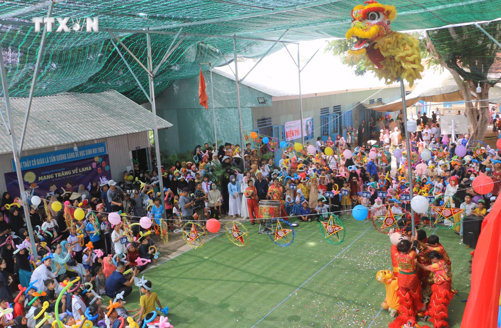 vna_potal_mang_trung_thu_som_den_voi_tre_em_ngheo_dan_toc_cham_vung_bien_gioi_an_giang_7596115.jpg