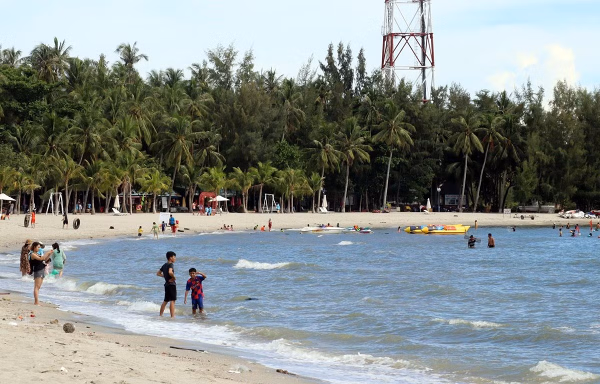 Bãi biển Mũi Nai, thành phố Hà Tiên (Kiên Giang). Ảnh: Lê Huy Hải - TTXVN 
