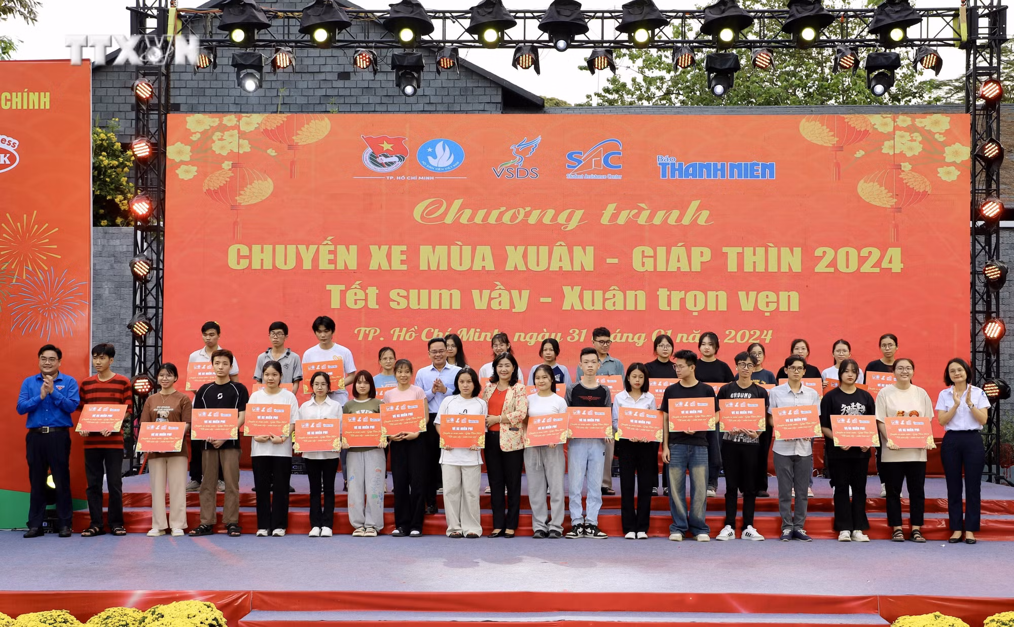 vna_potal_thanh_pho_ho_chi_minh_dua_hon_2000_sinh_vien_va_nguoi_lao_dong_kho_khan_ve_que_don_tet_7206100.jpeg