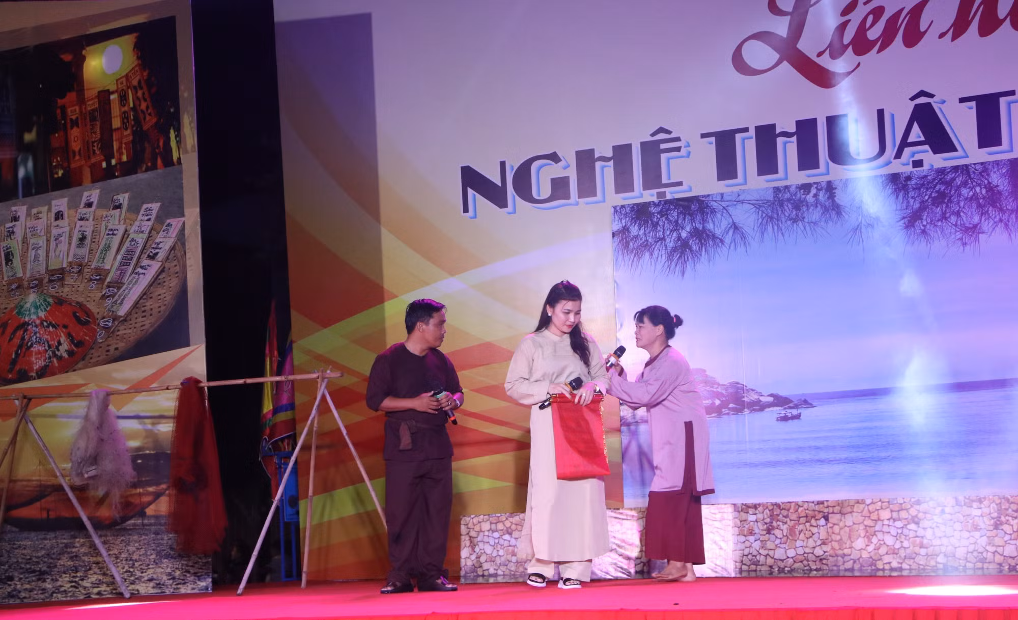 Trình diễn bài chòi tại liên hoan. Ảnh: Đinh Hương – TTXVN