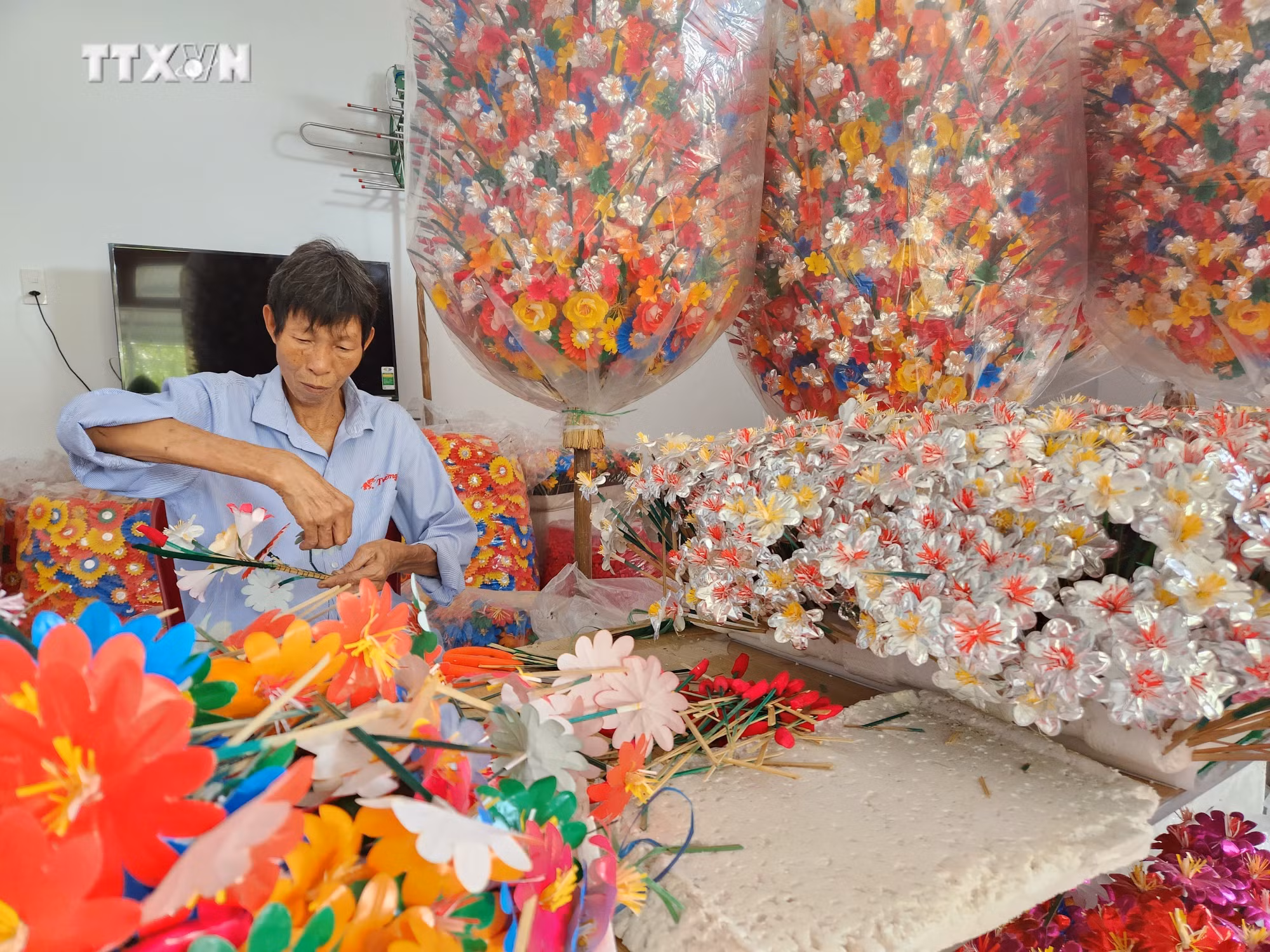 vna_potal_ruc_ro_sac_xuan_o_lang_hoa_giay_thanh_tien_hue_7215594.jpg