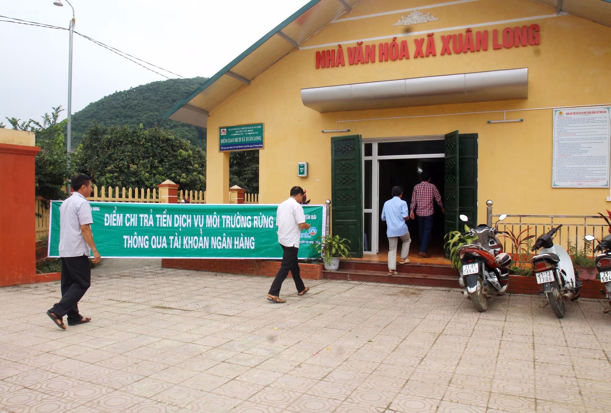 Quỹ Bảo vệ và Phát triển rừng tỉnh Yên Bái đã phối hợp với các đơn vi tiến hành chi trả tiền DVMTR cho các chủ rừng trên địa bàn tỉnh.Ảnh : yenbaifpdf.gov.vn