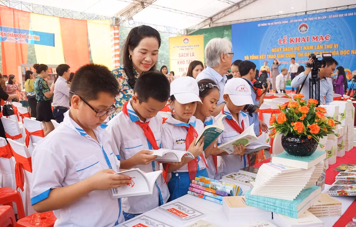 Ngày hội Sách và Văn hoá đọc thu hút đông đảo học sinh, sinh viên. Ảnh: Trần Trang-TTXVN 