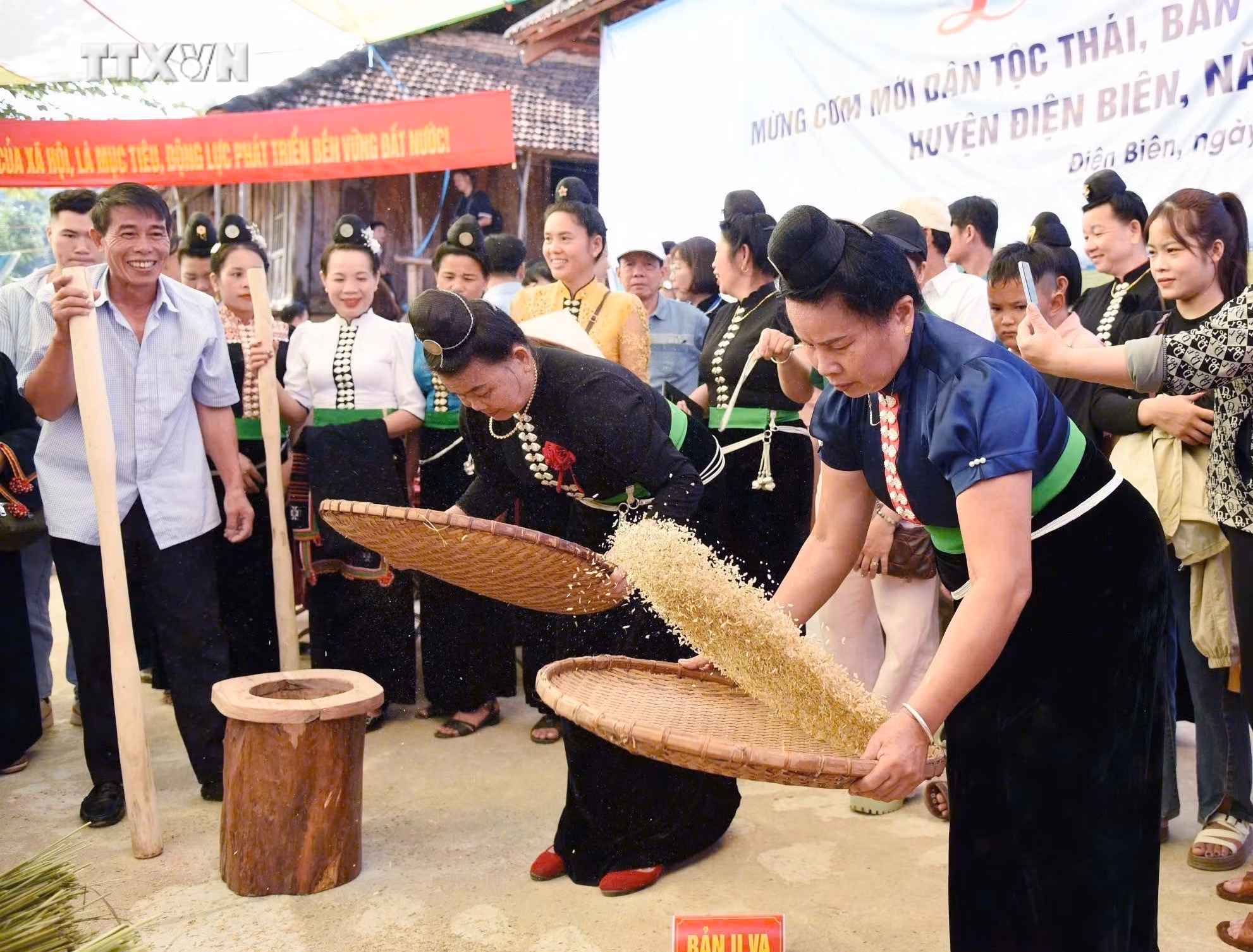 vna_potal_van_hoa_soi_duong_dien_bien_phuc_dung_le_hoi_mung_com_moi_dan_toc_thai_ban_u_va_7659797.jpg