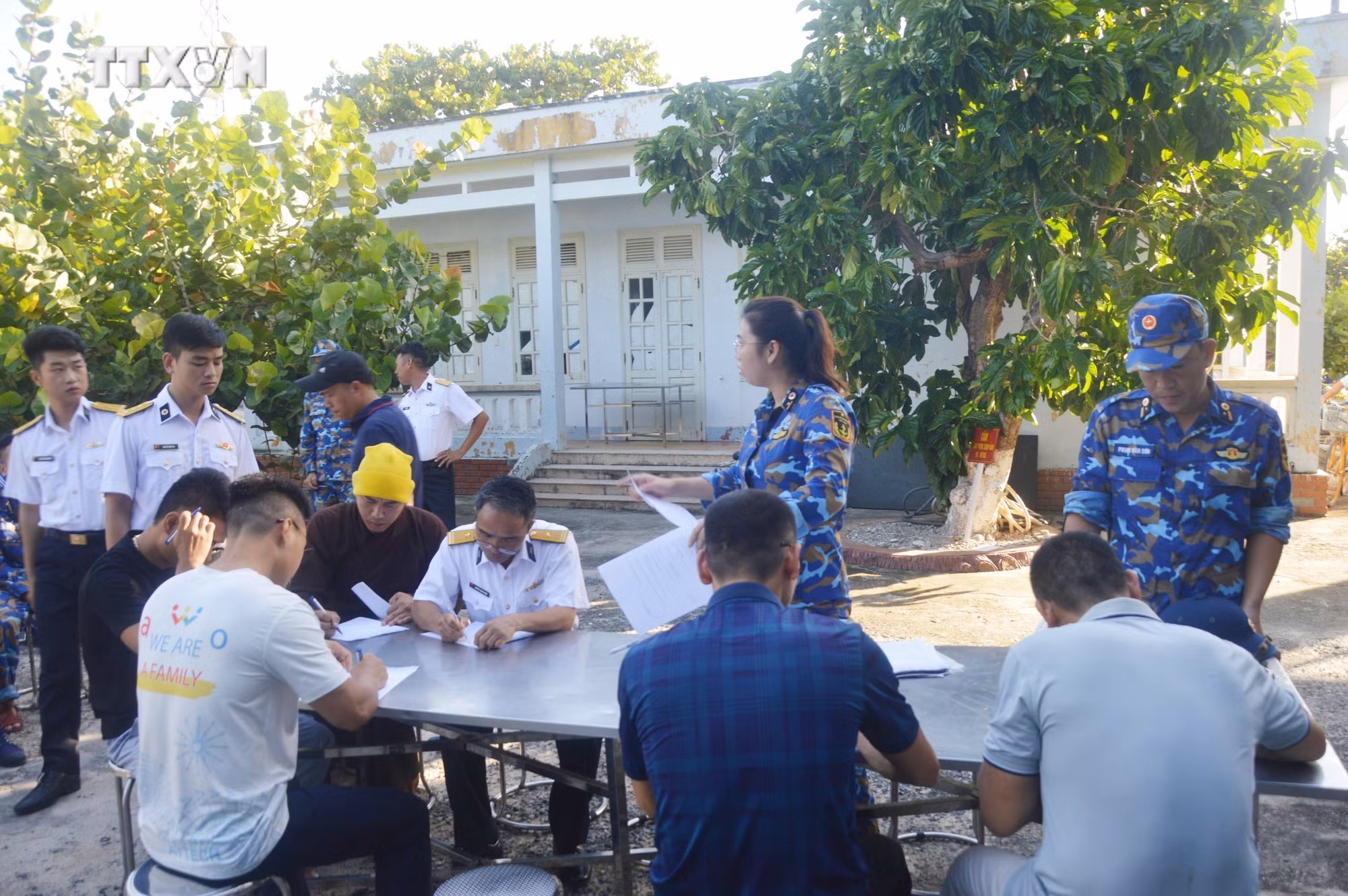 vna_potal_hoan_thanh_chuyen_cong_tac_cham_soc_suc_khoe_cho_quan_va_dan_huyen_dao_truong_sa_va_nha_gian_dk1_7547456.jpg