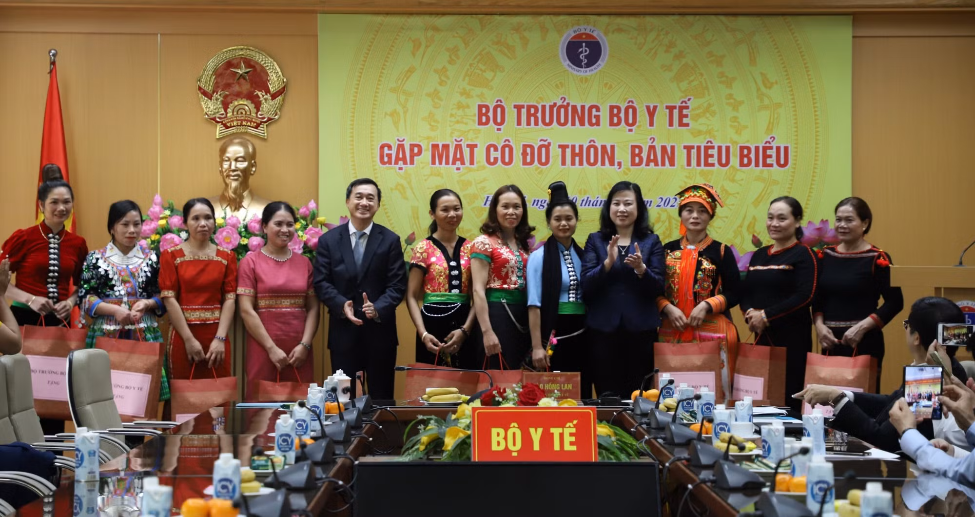 Người dân được khám, cấp phát thuốc miễn phí khi đến với “Tủ thuốc biên cương”. Ảnh: Văn Tý-TTXVN 