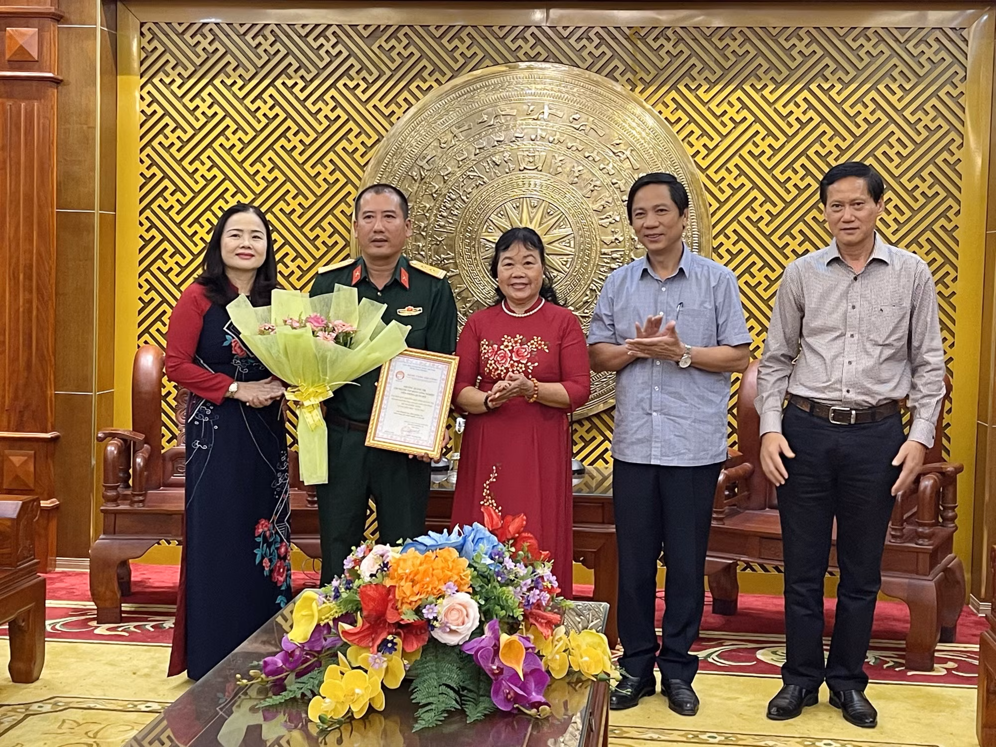 Trao tặng Bảng Vàng ghi công cho Tập đoàn Công nghiệp - Viễn thông Quân đội Viettel. Ảnh: Thanh Thủy-TTXVN