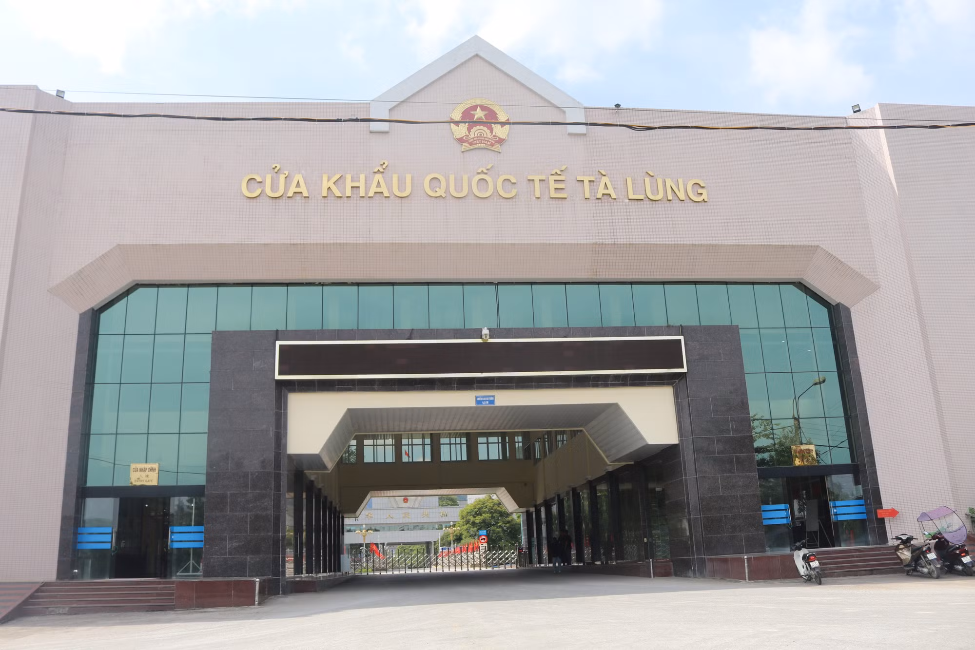 Xe chở hoa quả tươi chờ làm thủ tục tại Cửa khẩu quốc tế đường bộ. Ảnh : Khánh - TTXVN 