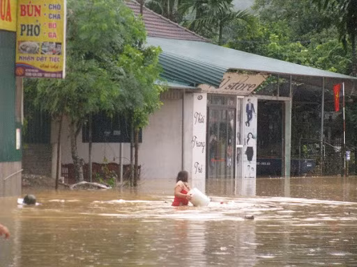 Nhiều tuyến đường ở TP Hà Giang chìm sâu trong biển nước. Ảnh: TTXVN 