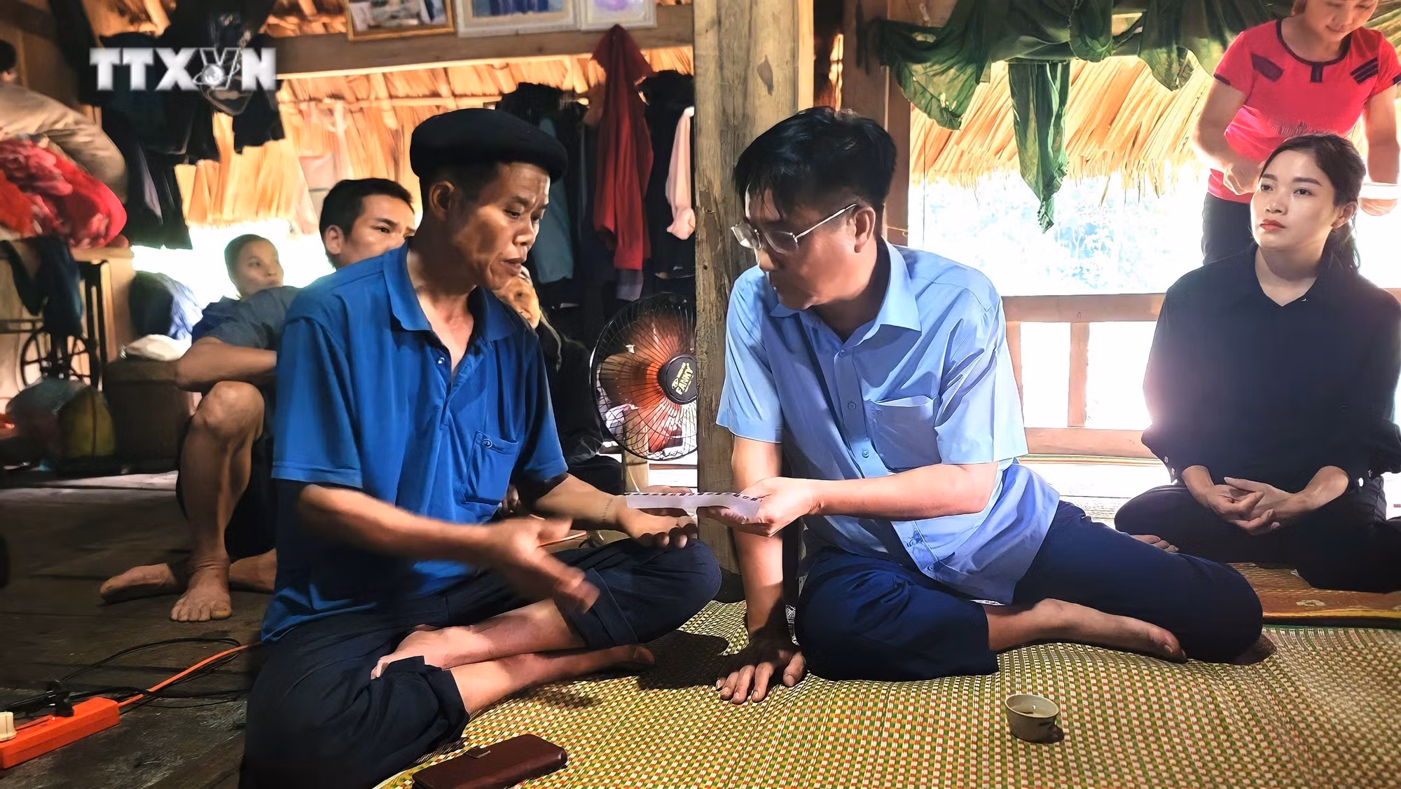 vna_potal_tham_hoi_ho_tro_3_nan_nhan_thuong_vong_do_mua_lu_o_ha_giang_7556203.jpg