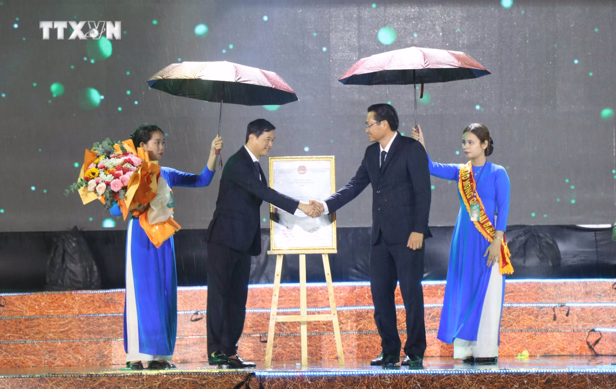 vna_potal_khai_mac_festival_100_nam_dua_sap_tra_vinh_7556263.jpg