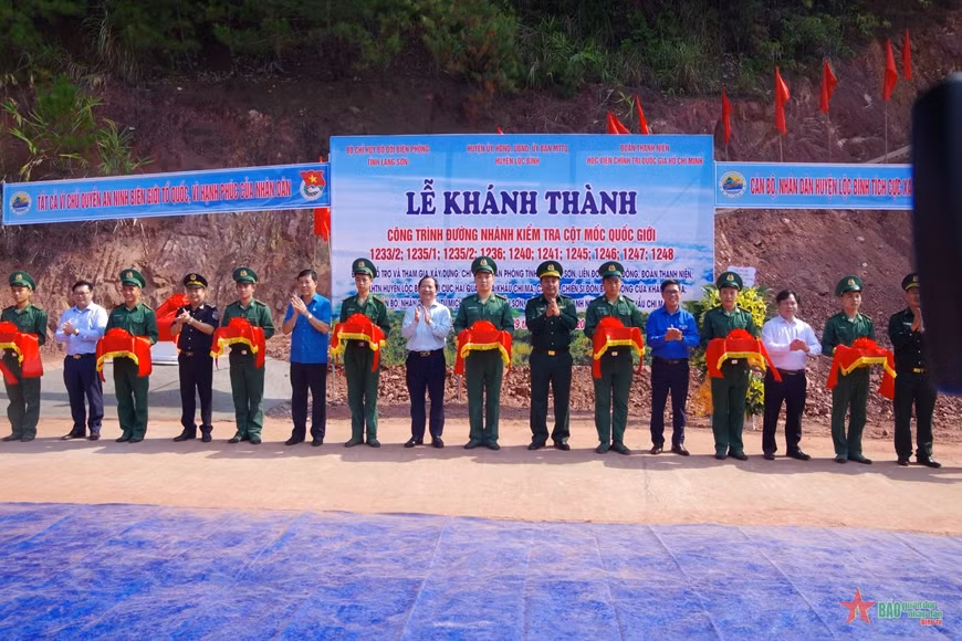 Các đại biểu cắt băng khánh thành công trình đường nhánh kiểm tra cột mốc quốc giới trên địa bàn huyện Lộc Bình. Ảnh: qdnd.vn