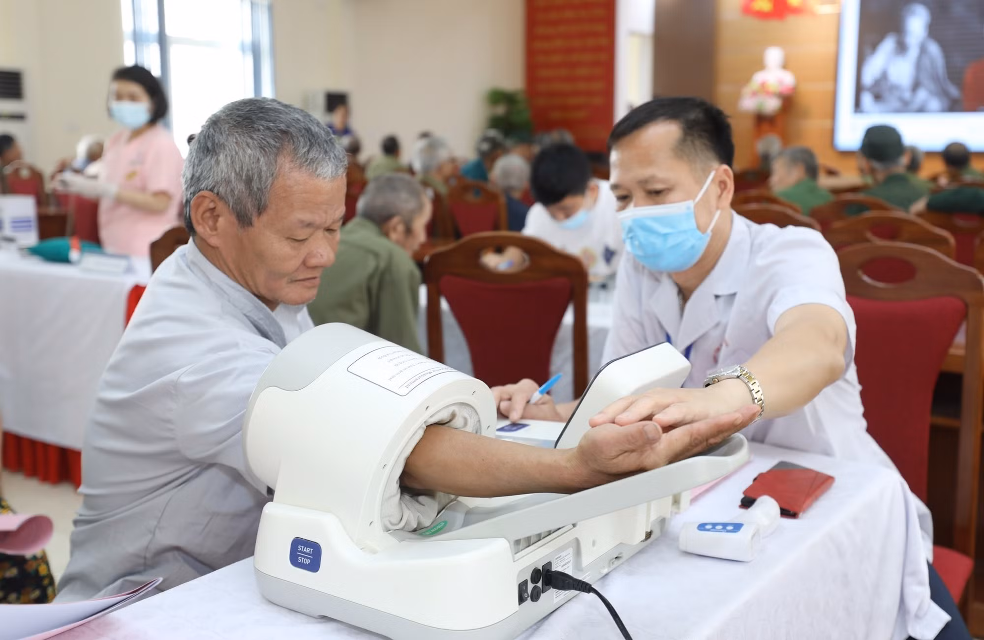Khám sức khỏe ban đầu cho người có công với cách mạng huyện Tràng Định tại Trung tâm Điều dưỡng Người có công tỉnh Lạng Sơn. Ảnh: Anh Tuấn – TTXVN