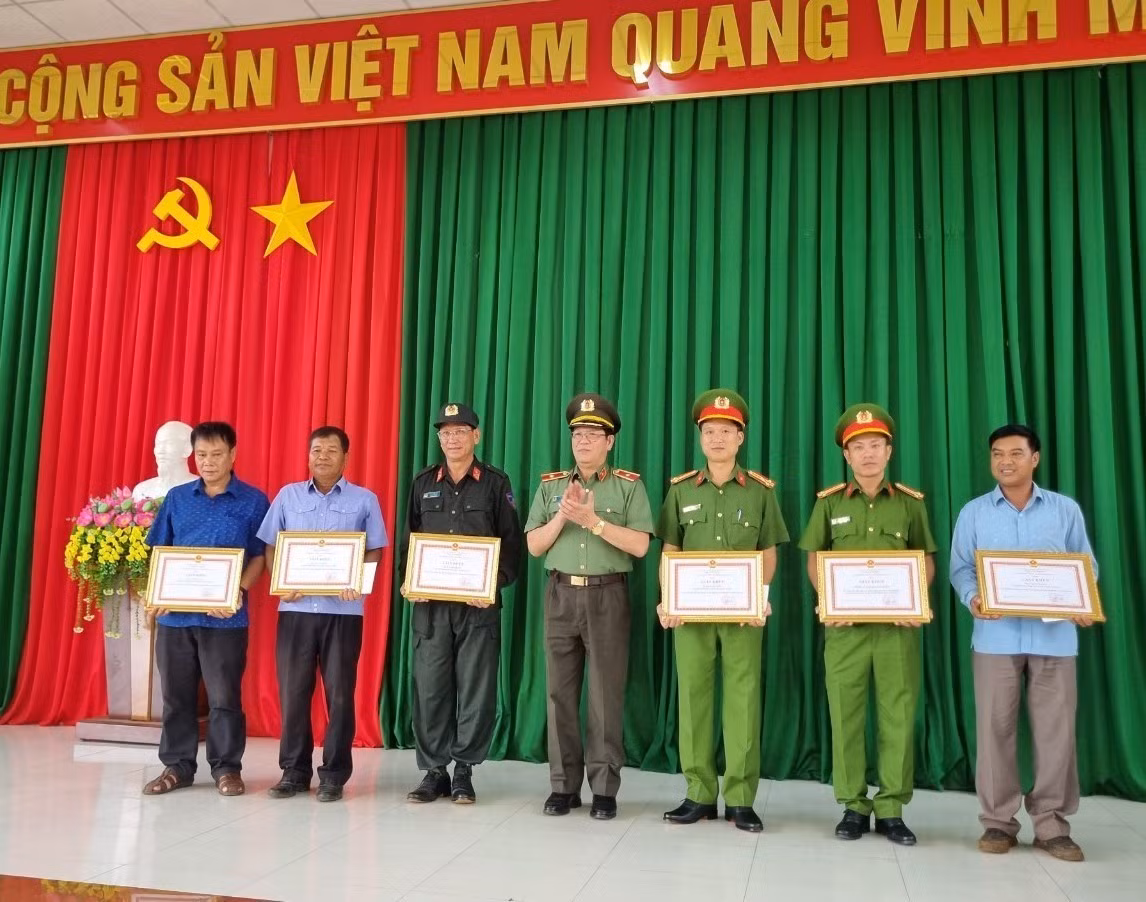 Công an tỉnh Đắk Lắk khen thưởng tổ chức, cá nhân có thành tích xuất sắc phát hiện, truy đuổi và bắt 3 đối tượng truy nã đặc biệt. Ảnh: TTXVN phát 