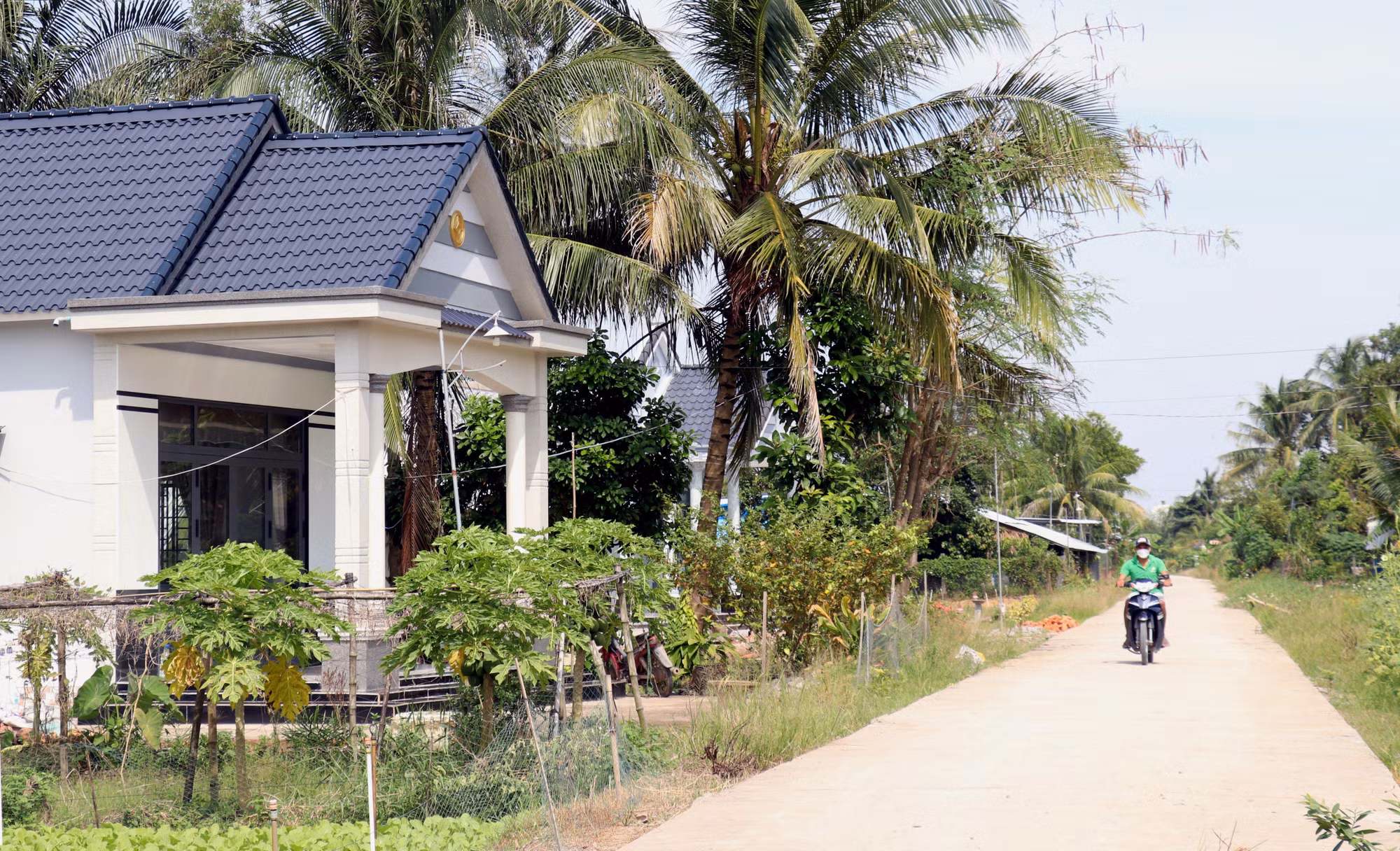 Đường giao thông và nhà dân xây dựng khang trang ở xã nông thôn mới Thạnh Lộc, huyện Châu Thành (Kiên Giang). Ảnh: Lê Huy Hải - TTXVN 