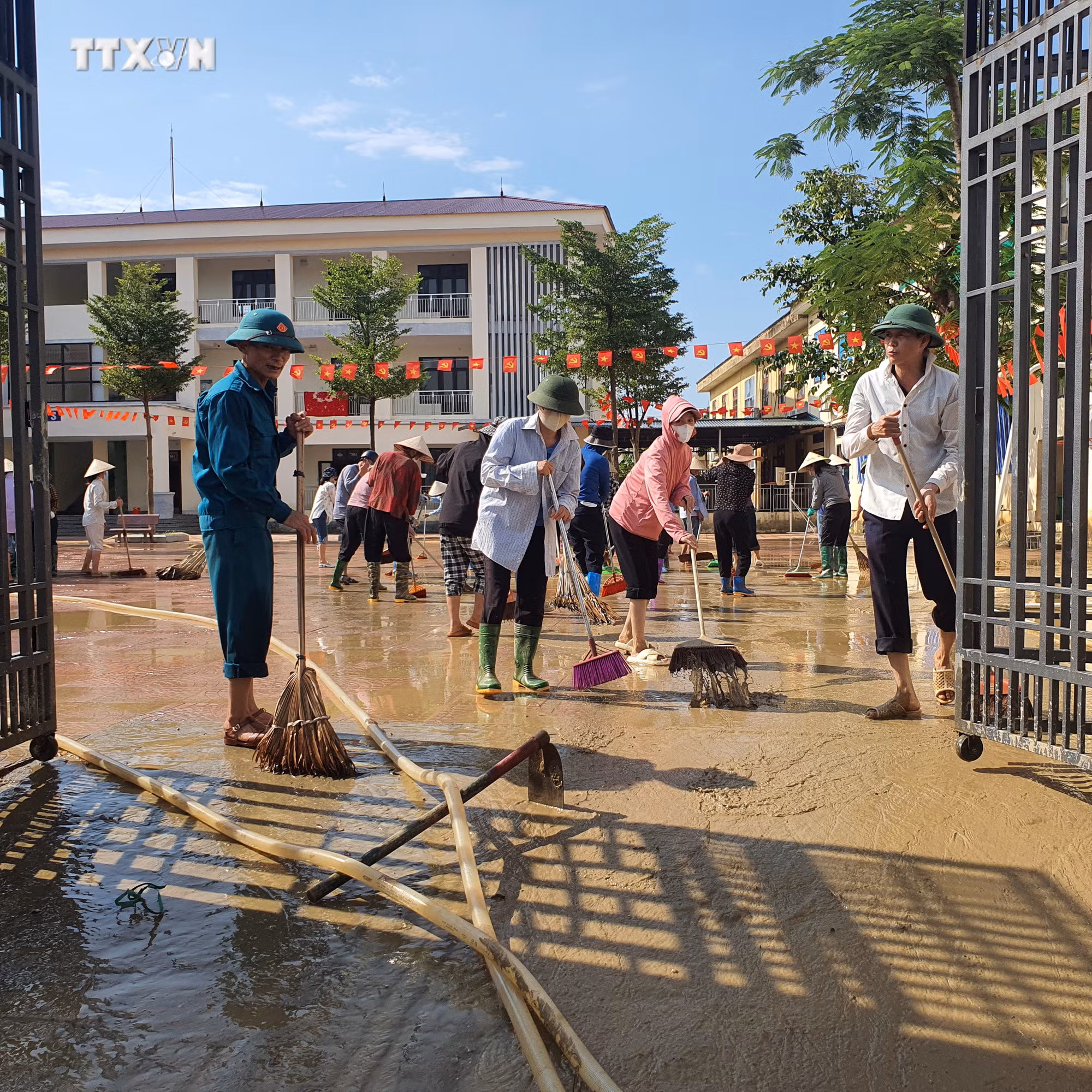 vna_potal_vinh_phuc_tap_trung_ve_sinh_truong_lop_don_hoc_sinh_tro_lai_7595705.jpg